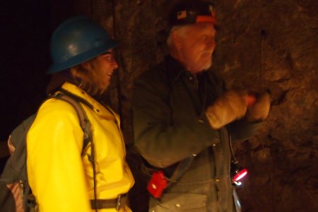 Syl met de gids (tripod ;-) in de Queen Mine van Bisbee